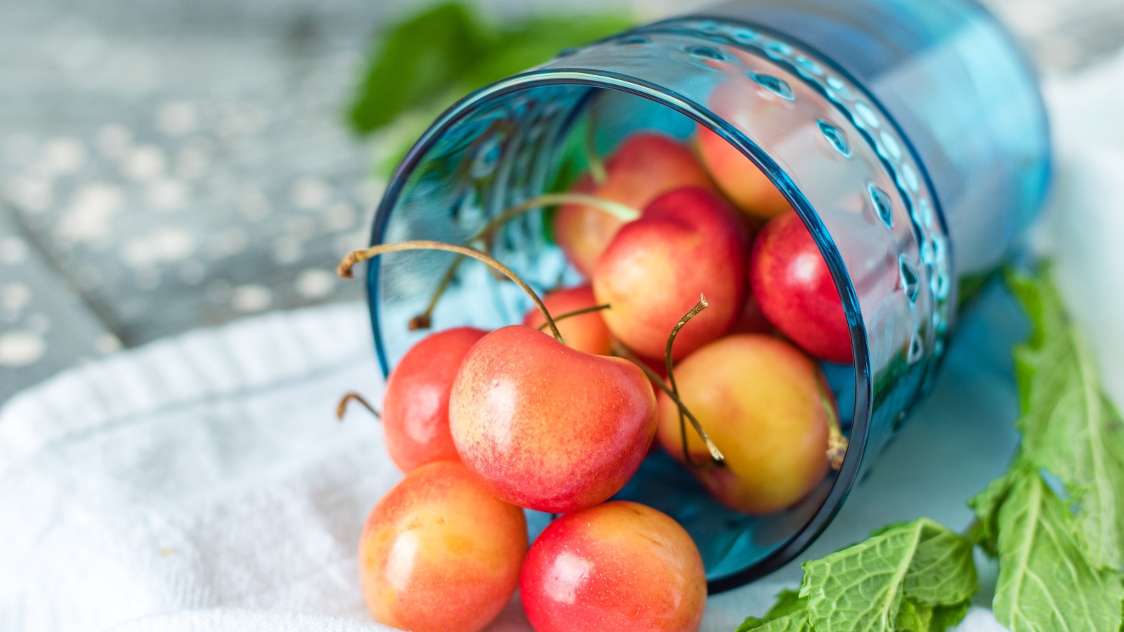 Спелые сочные ягоды черешни в стакане 