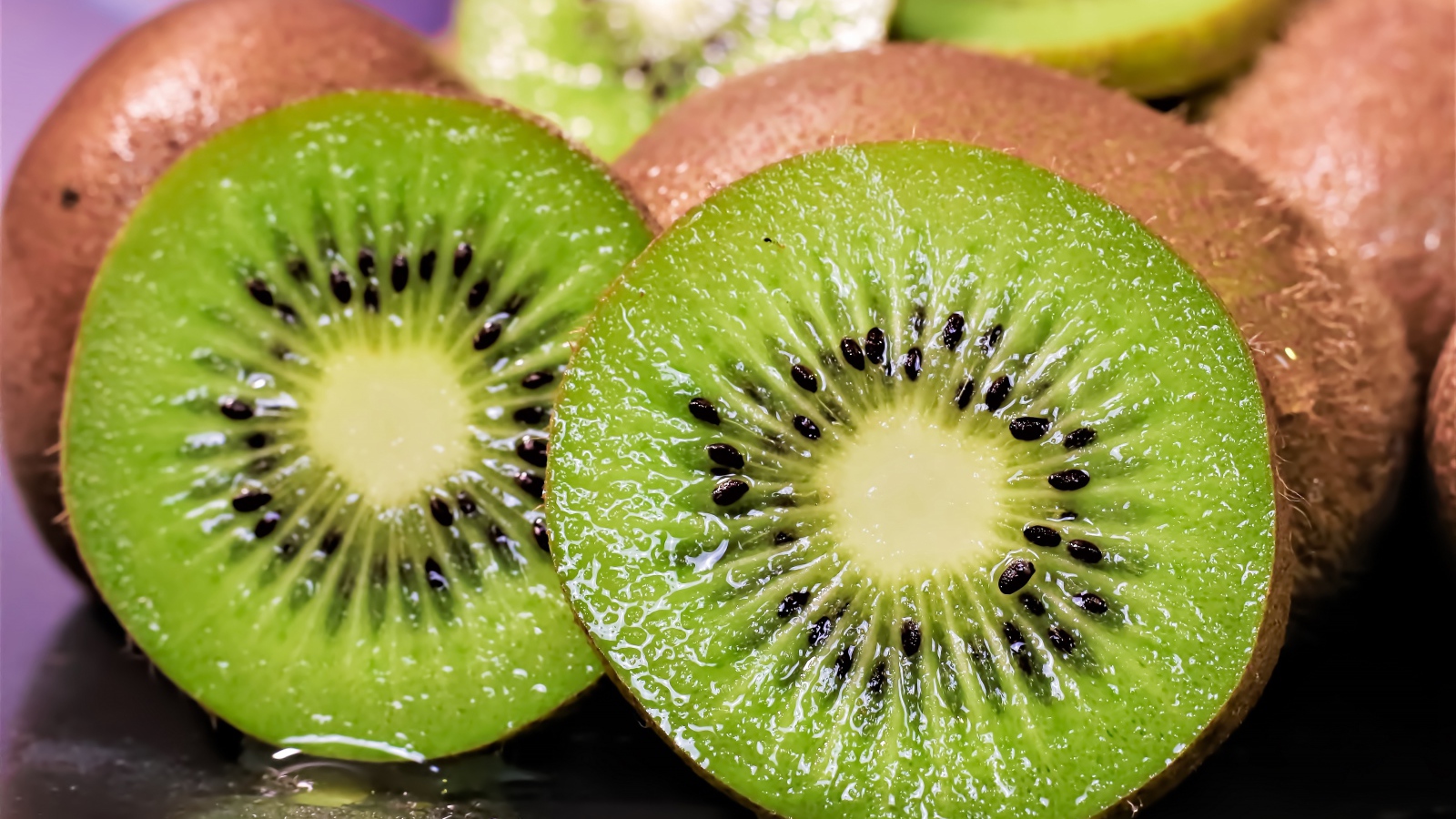 Спелые сочные кусочки киви 