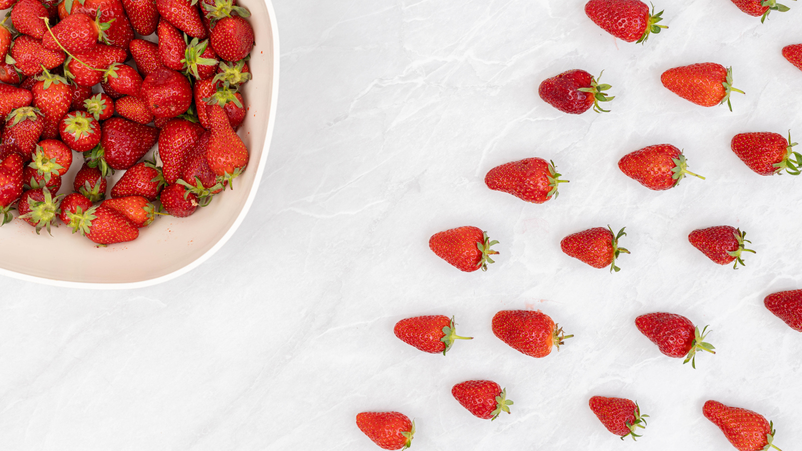 Спелая красная клубника спешит в миску 