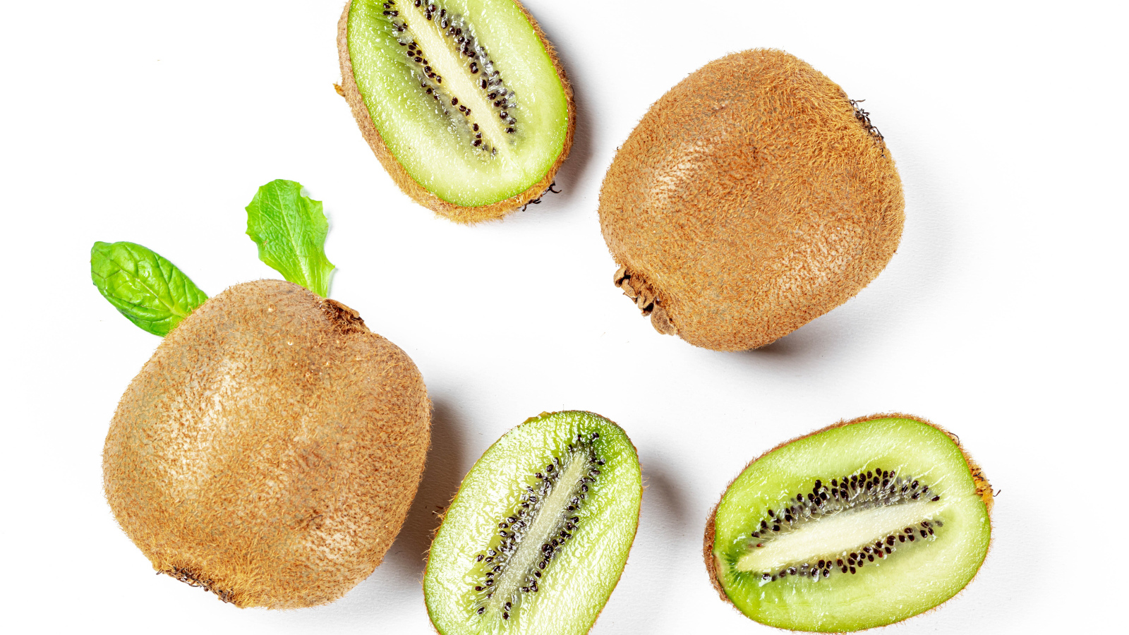 Вкусное киви на белом фоне