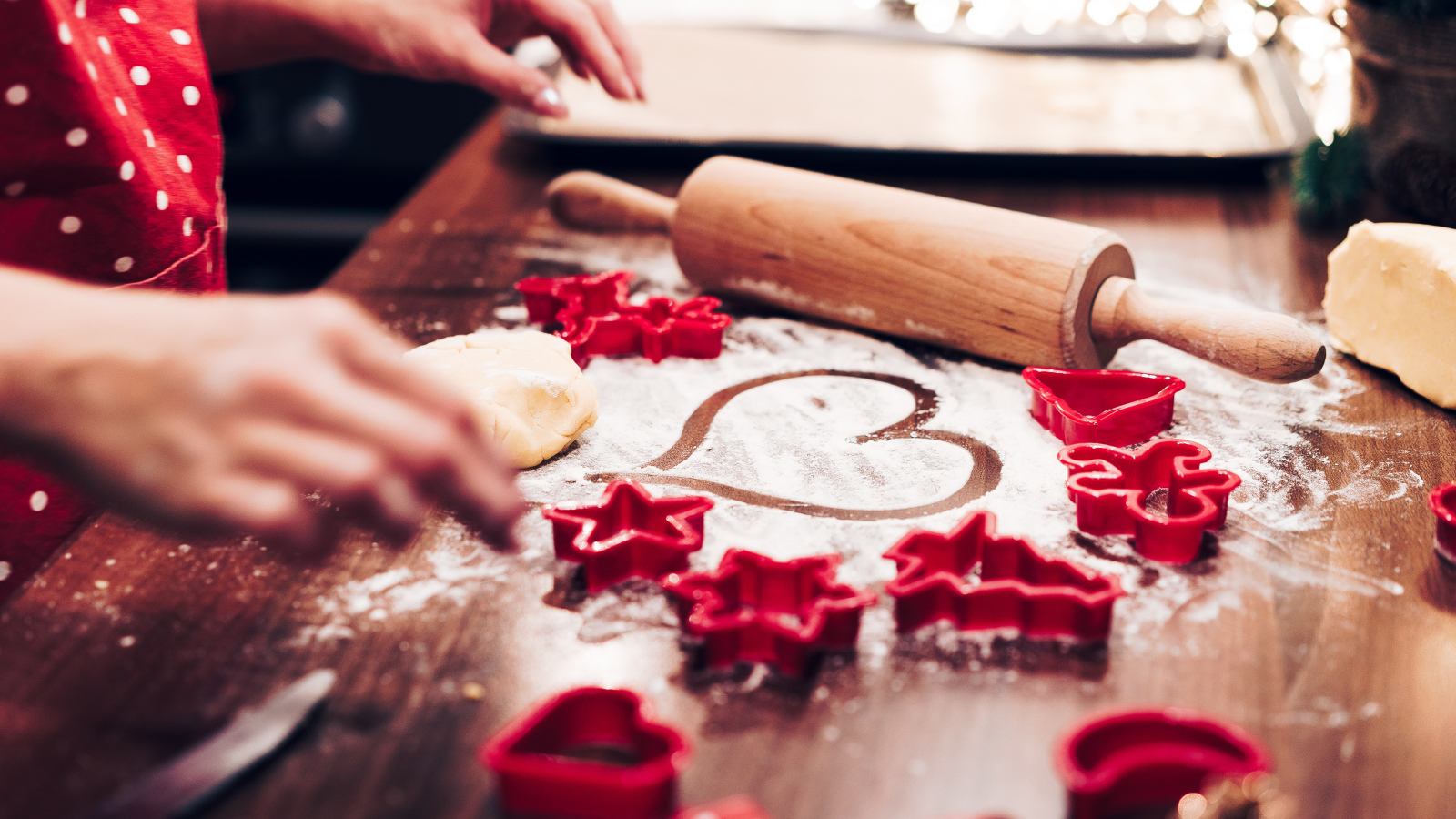 Сердце нарисовано на муке на столе с выпечкой