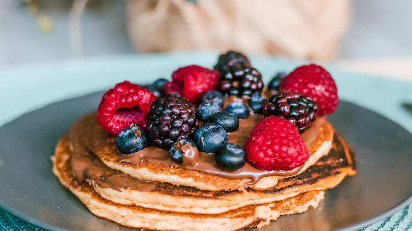 Румяные оладьи с ягодами на тарелке 