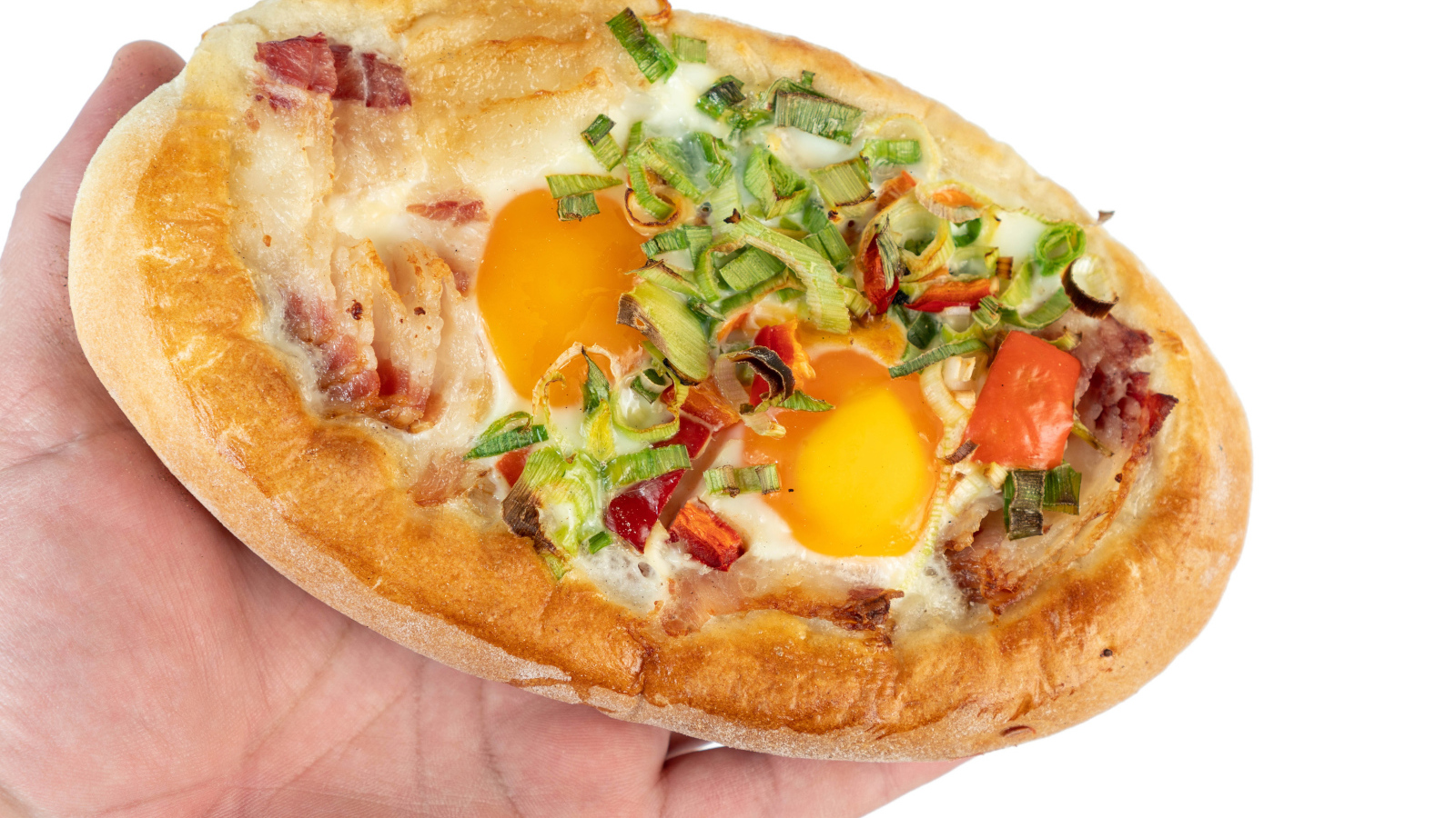 Вкусный свежий хачапури с яйцом и беконом в руке