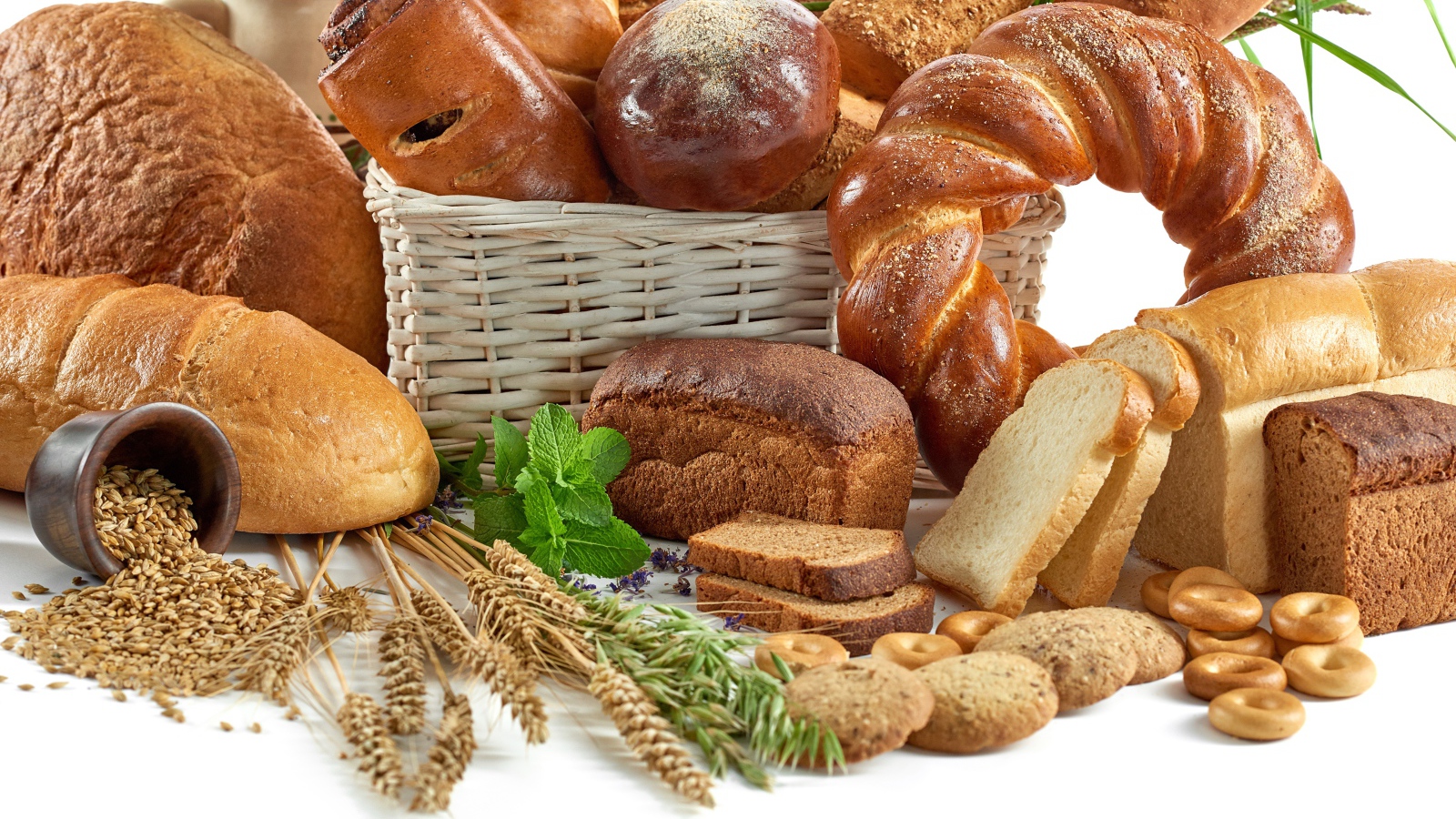 Различная вкусная ароматная свежая выпечка на белом фоне