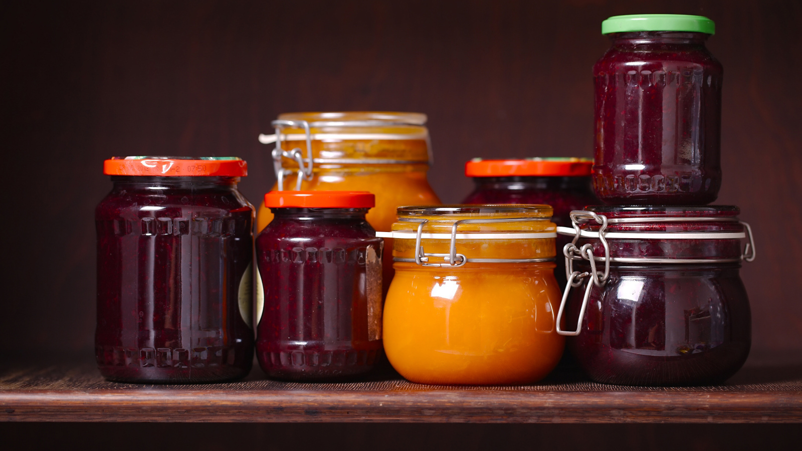 Много заготовок джема на зиму на столе 