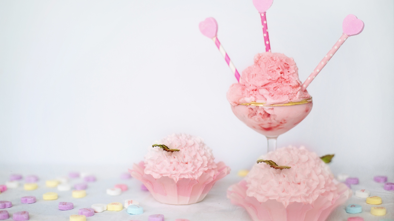 Воздушное розовое пирожное с кремом