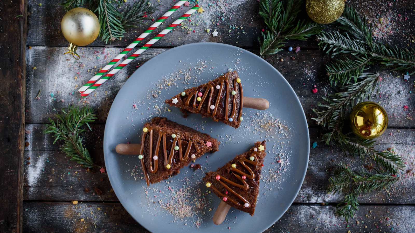 Аппетитное шоколадное пирожное на новый год 