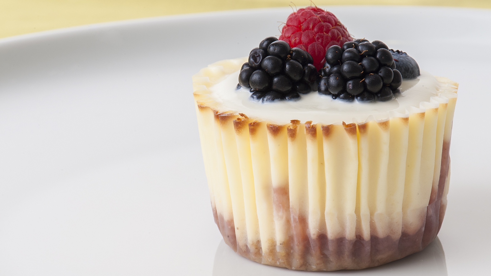 Аппетитный десерт с ягодами черники и малины 