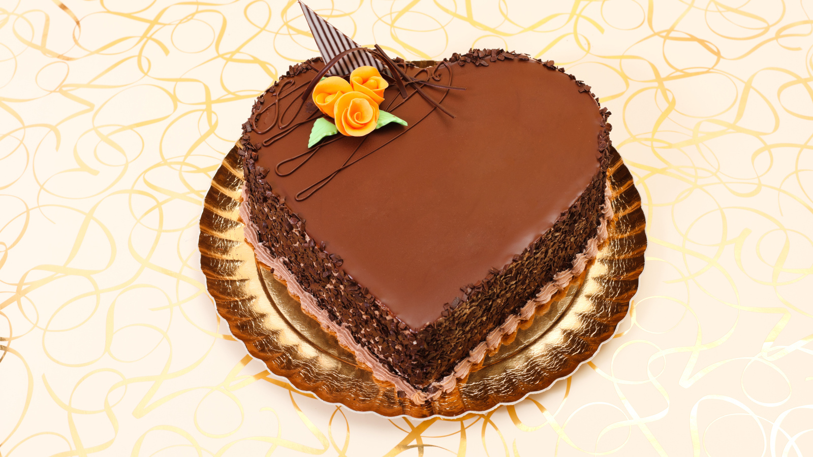 Красивый торт в форме сердца в шоколаде на столе