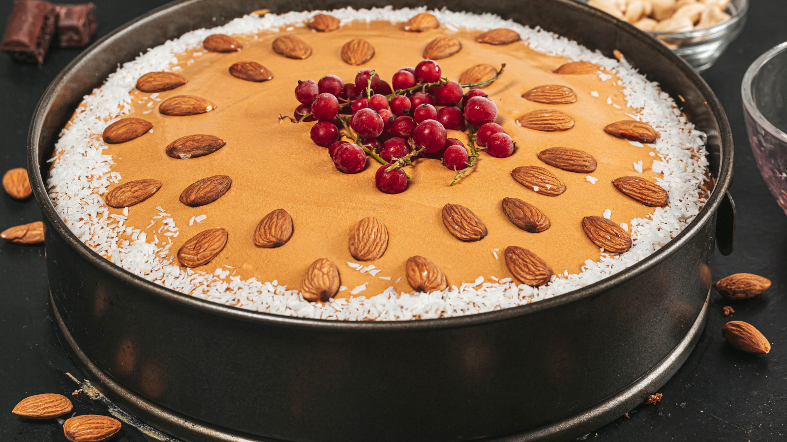 Торт с миндальными орехами, кокосовой стружкой и красной смородиной