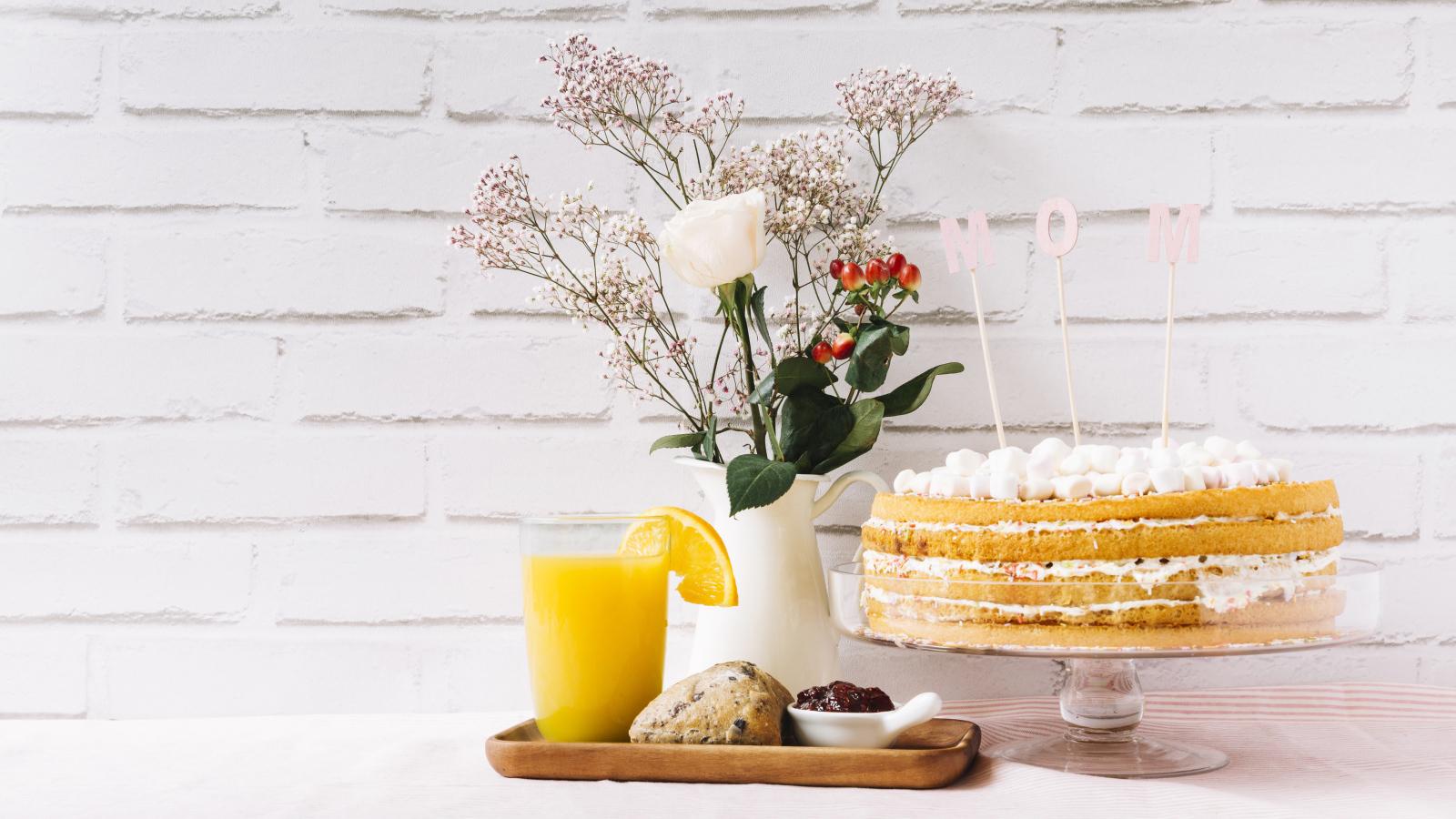 Торт с цветами кексом и соком для мамы