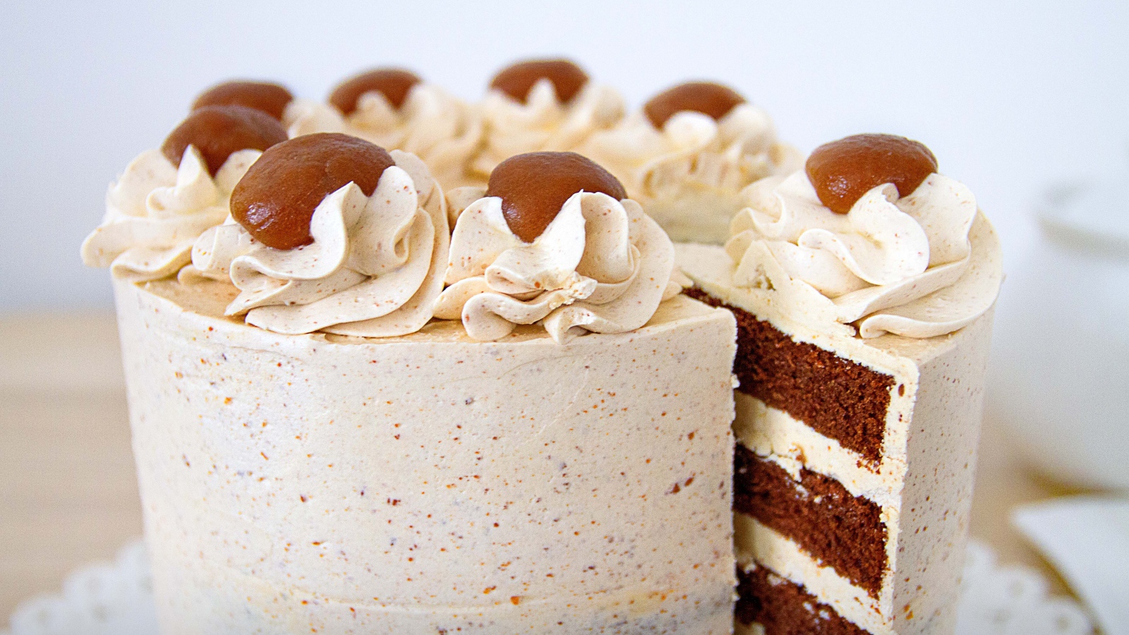 Торт с белым кремом и кофейными коржами 