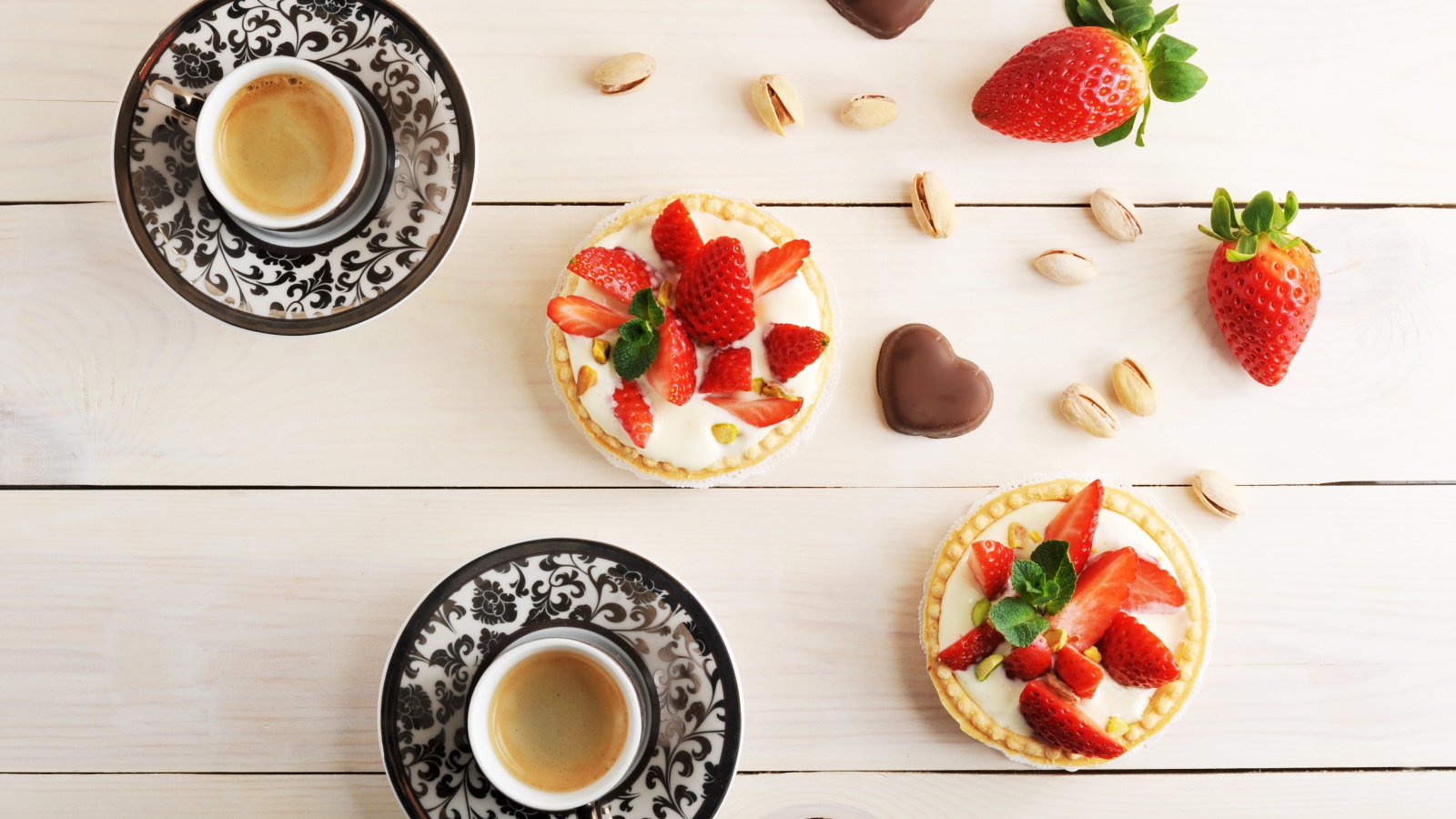 Пирожные с клубникой на столе с кофе