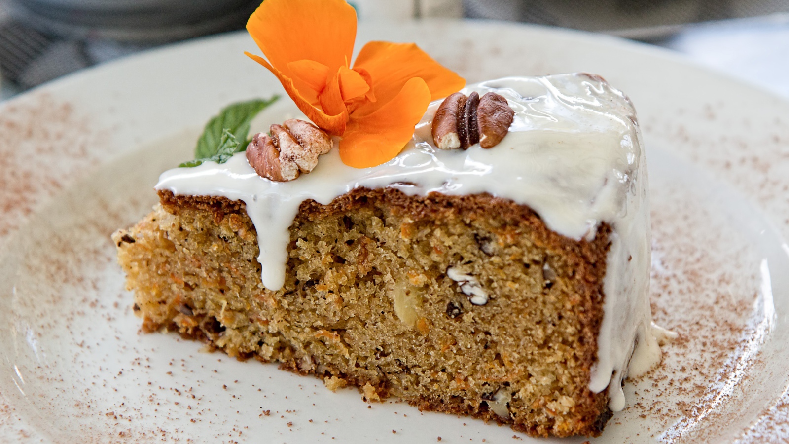 Морковный торт с орехами на тарелке 