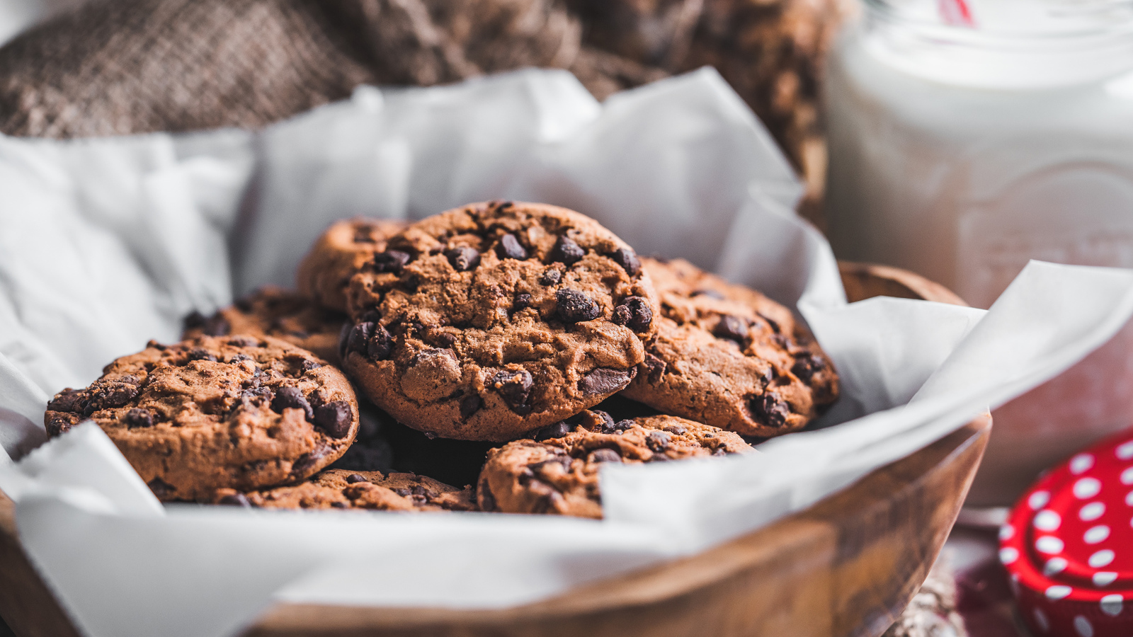 Печенье с шоколадной крошкой на столе 