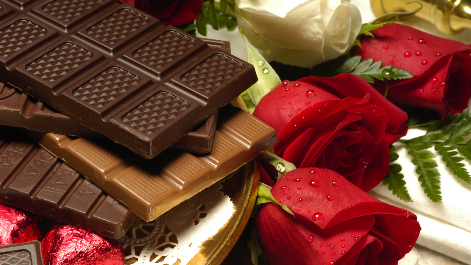 Плитки шоколада с букетом роз 
