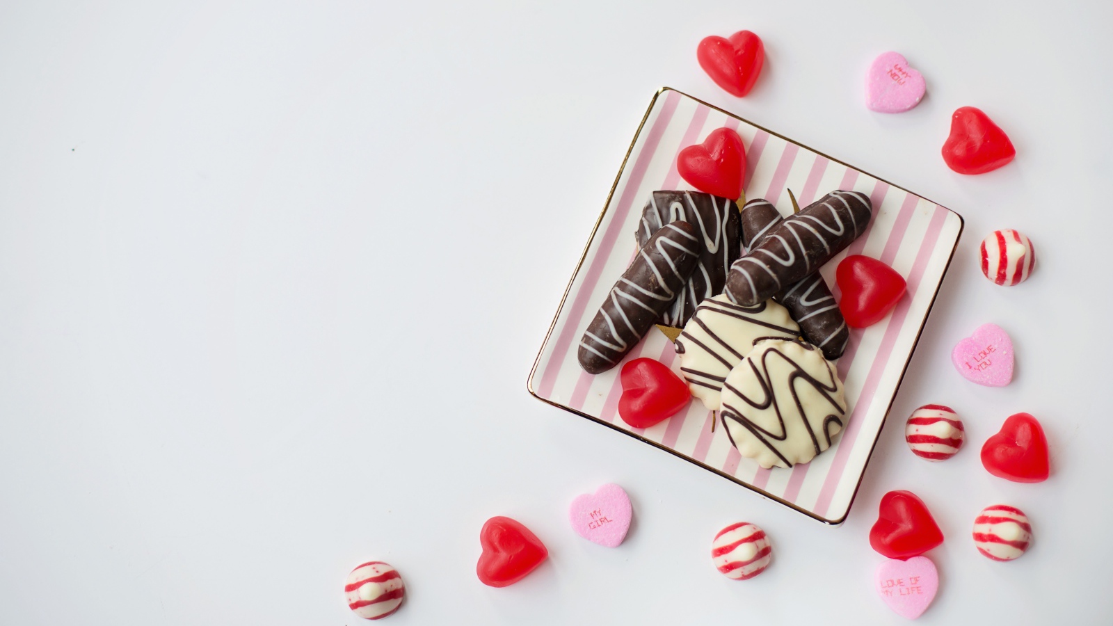 Печенье в шоколаде на сером фоне с мармеладом 