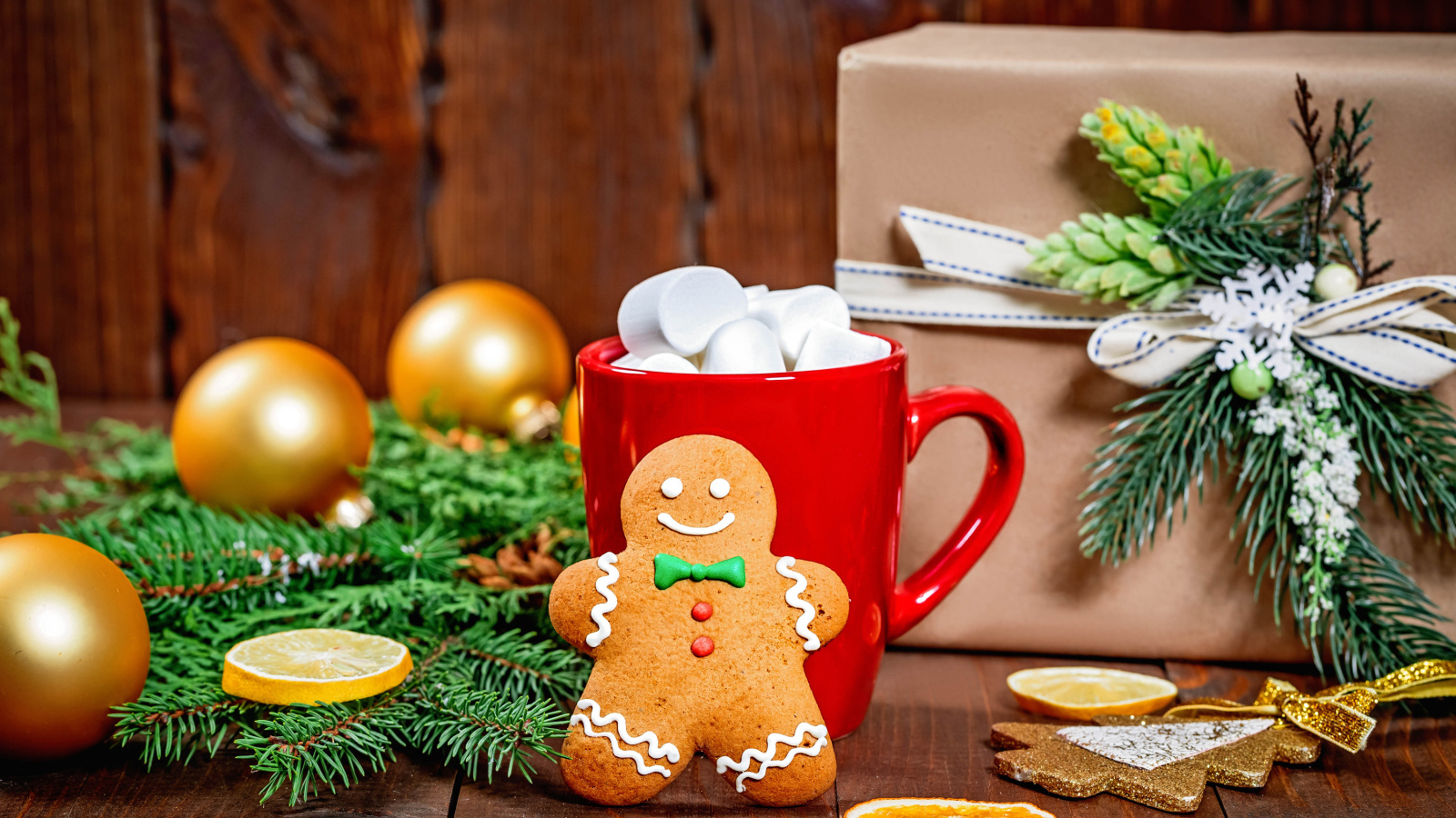 Печенье, чашка, еловая ветка и подарок на Рождество 