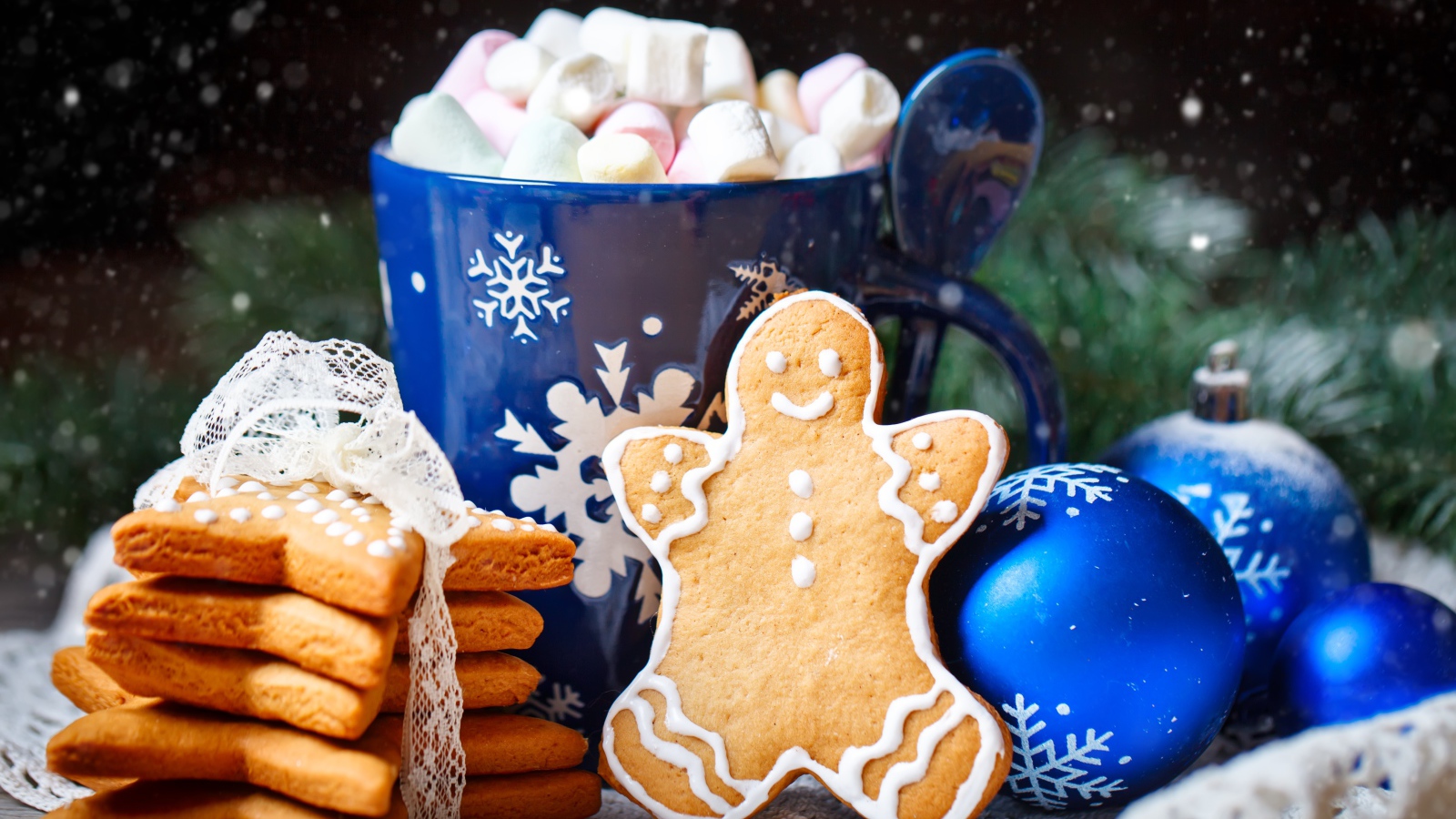 Печенье на столе с чашками и шариками на Новый год 