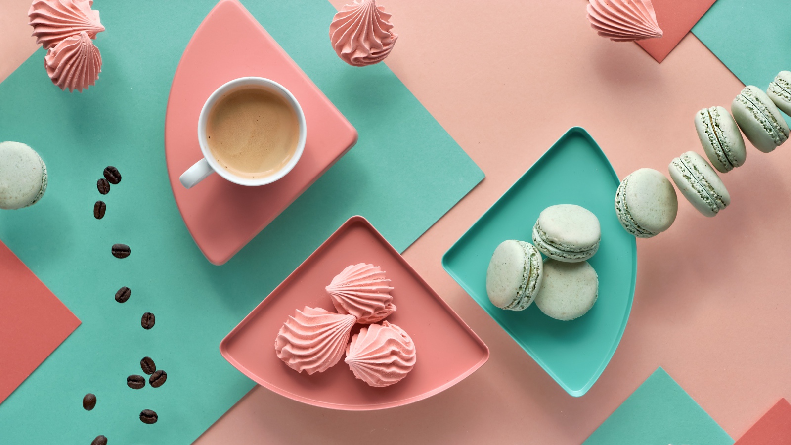 Чашка какао на столе с зефиром и десертом макарон 