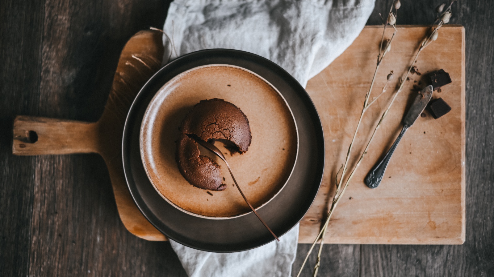 Вкусный шоколадный кекс на тарелке 