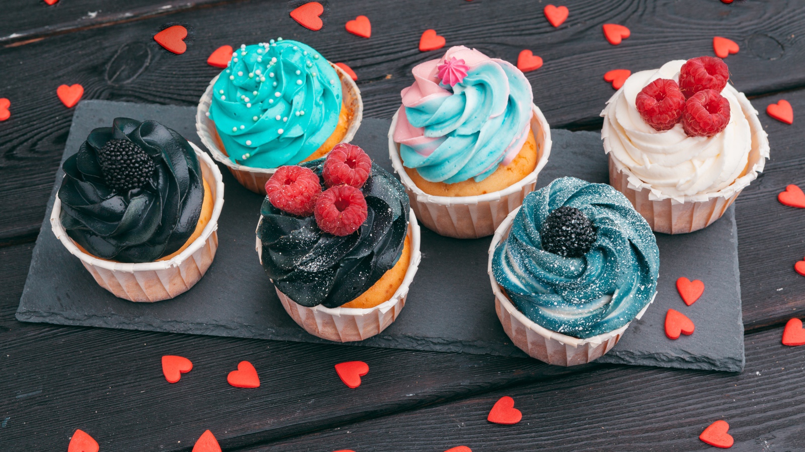 Вкусные кексы с разноцветным кремом 