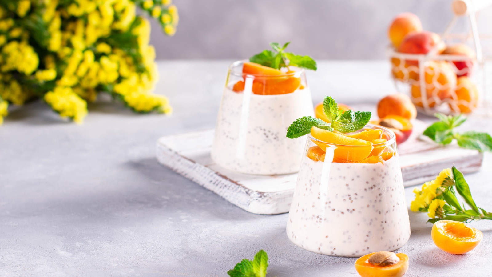 Десерт с ягодам годжи и спелыми абрикосами 