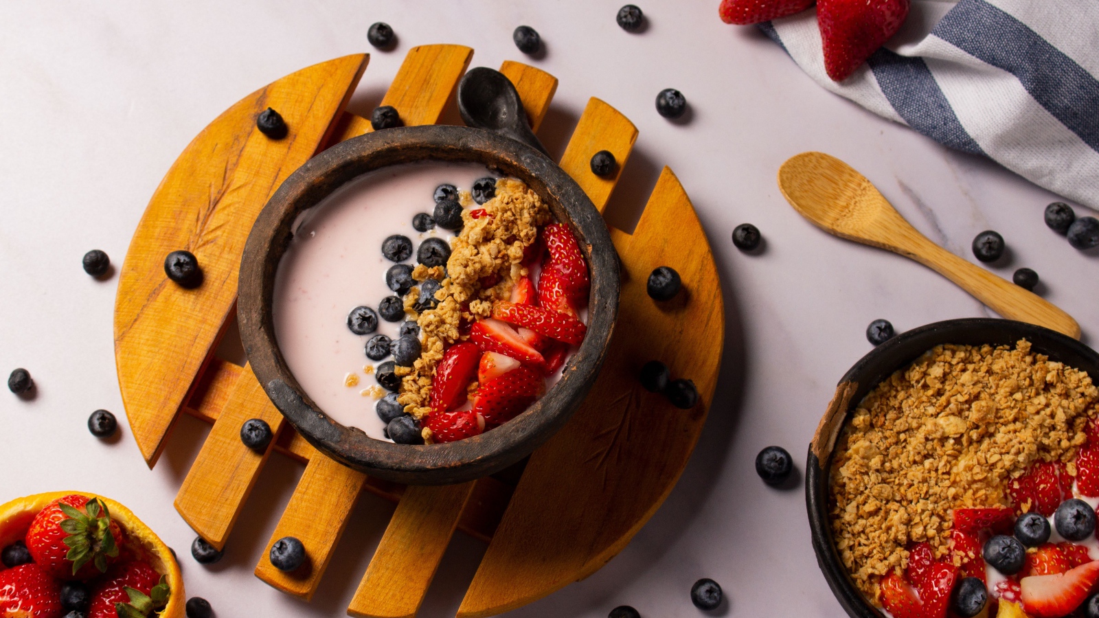 Десерт с йогуртом и ягодами клубники и черники 