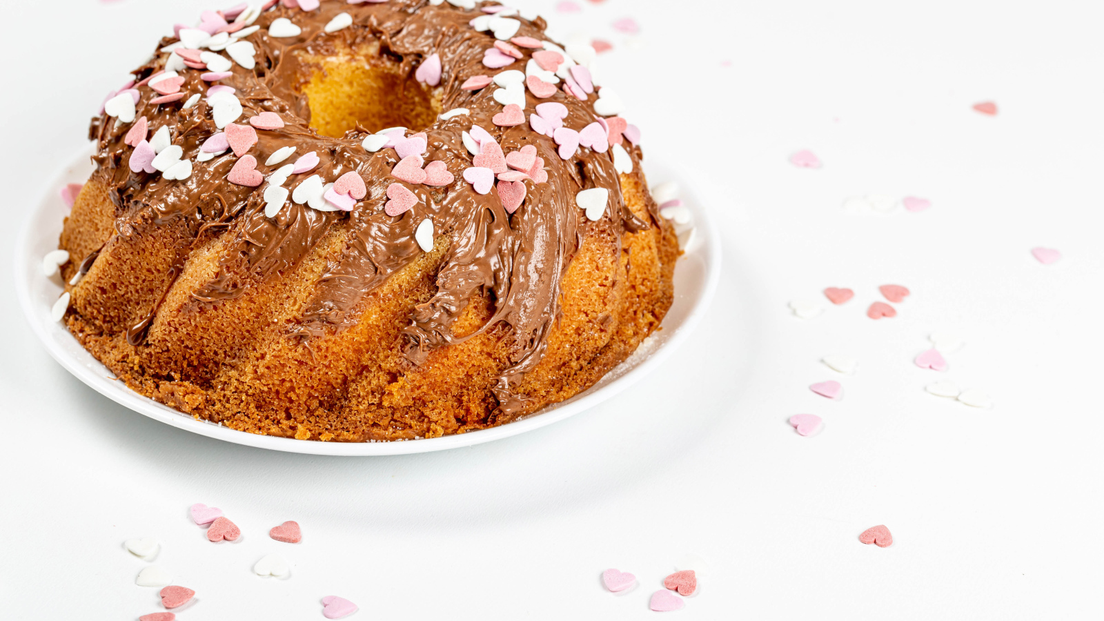 Аппетитный кекс с шоколадом и конфетами в форме сердца 