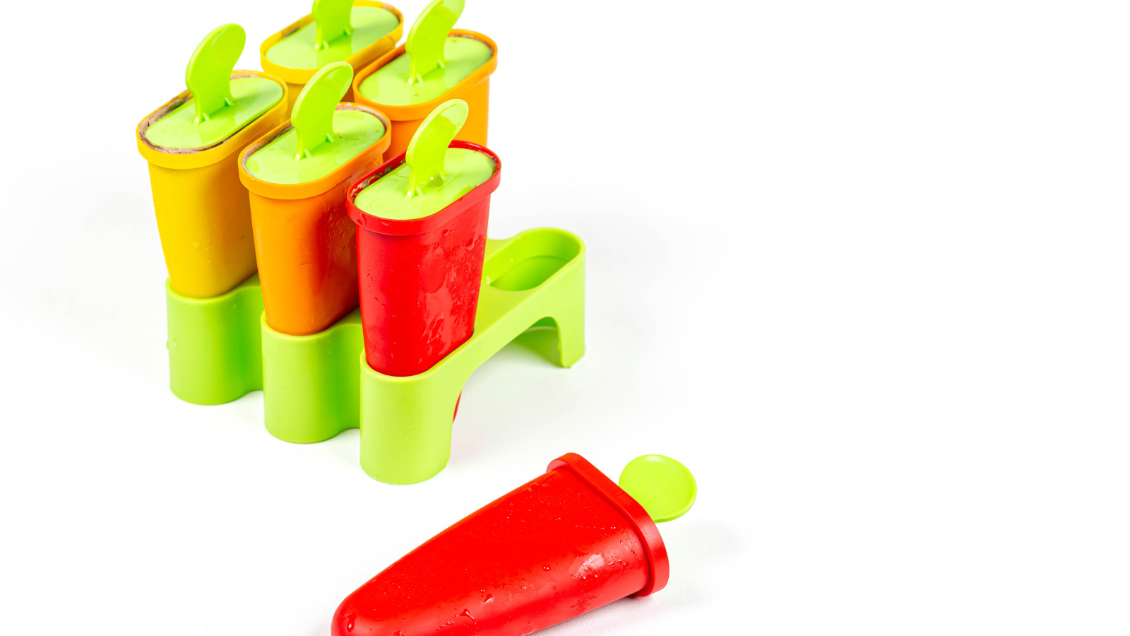 Формочки для мороженного на сером фоне