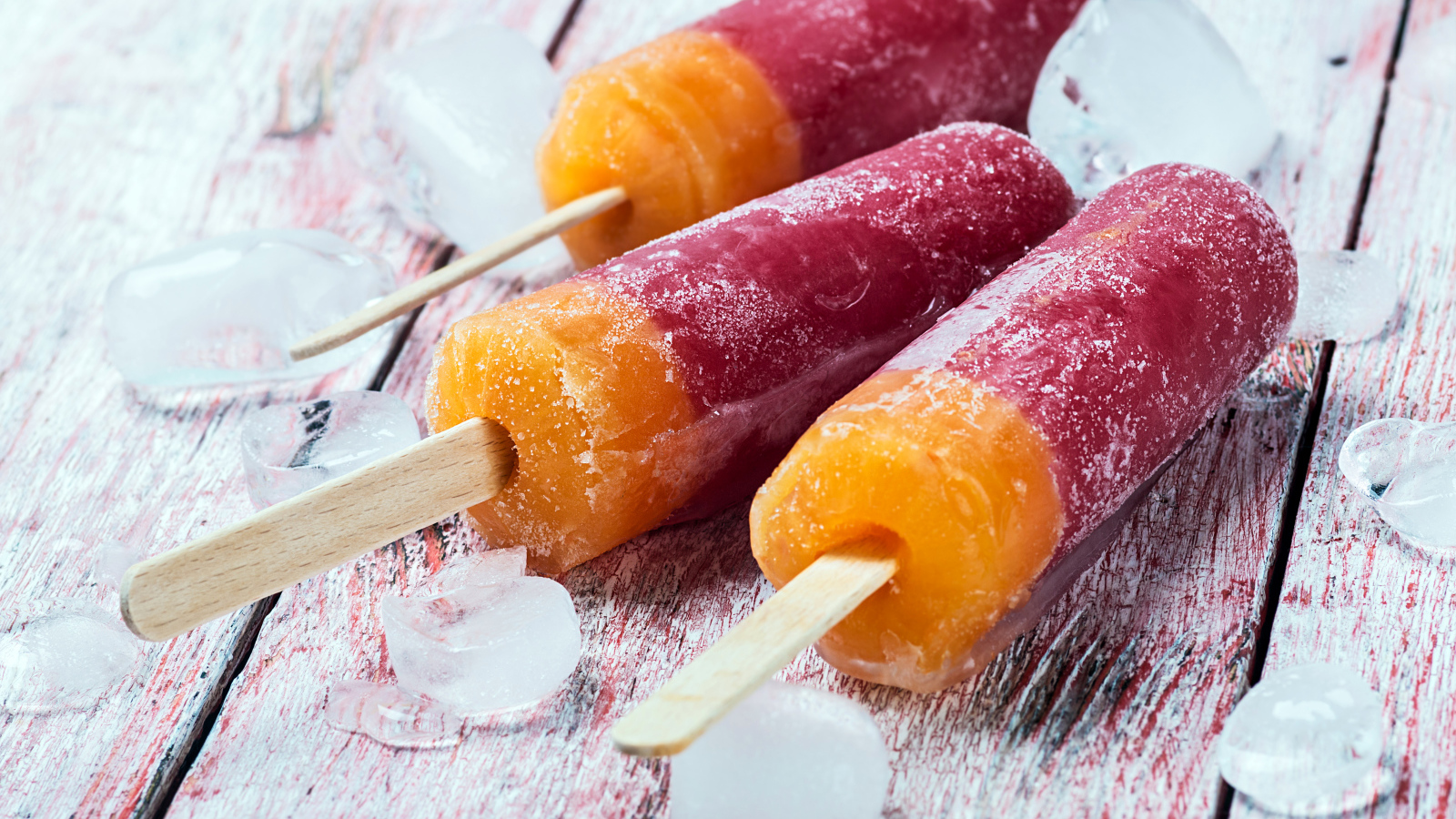 Мороженое фруктовый лед на деревянном столе 