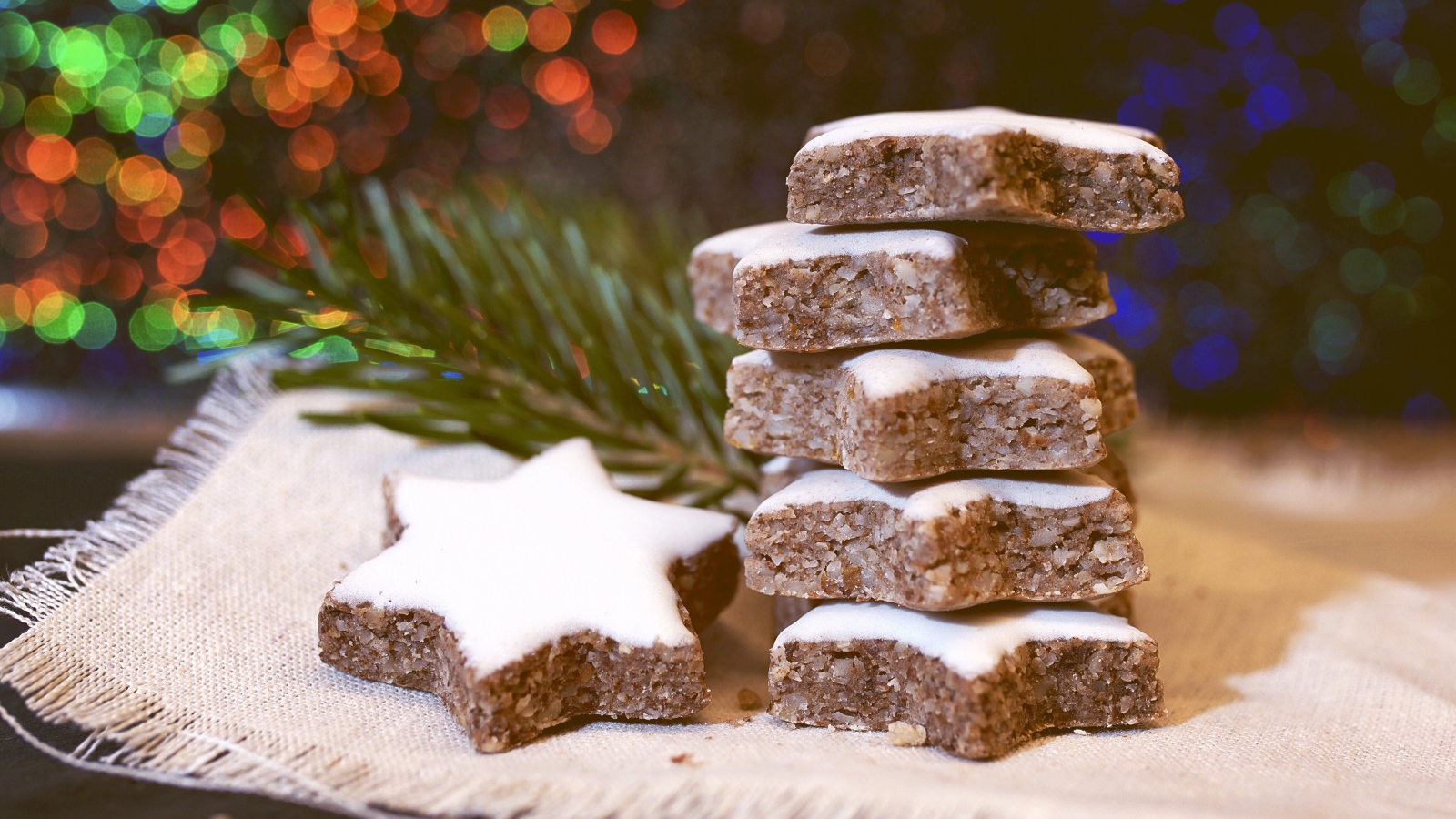 Печенье с глазурью на столе с еловой веткой 