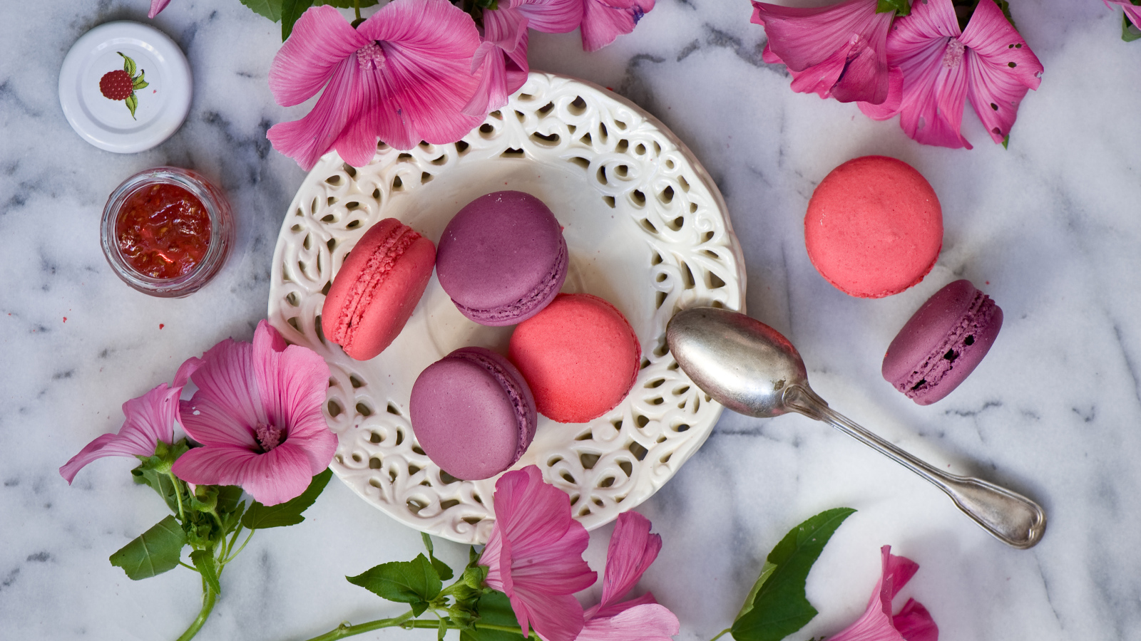 Десерт макарун с розовыми цветами мальвы