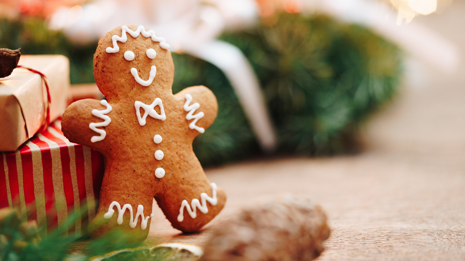 Печенье в виде человечка на столе с подарками 