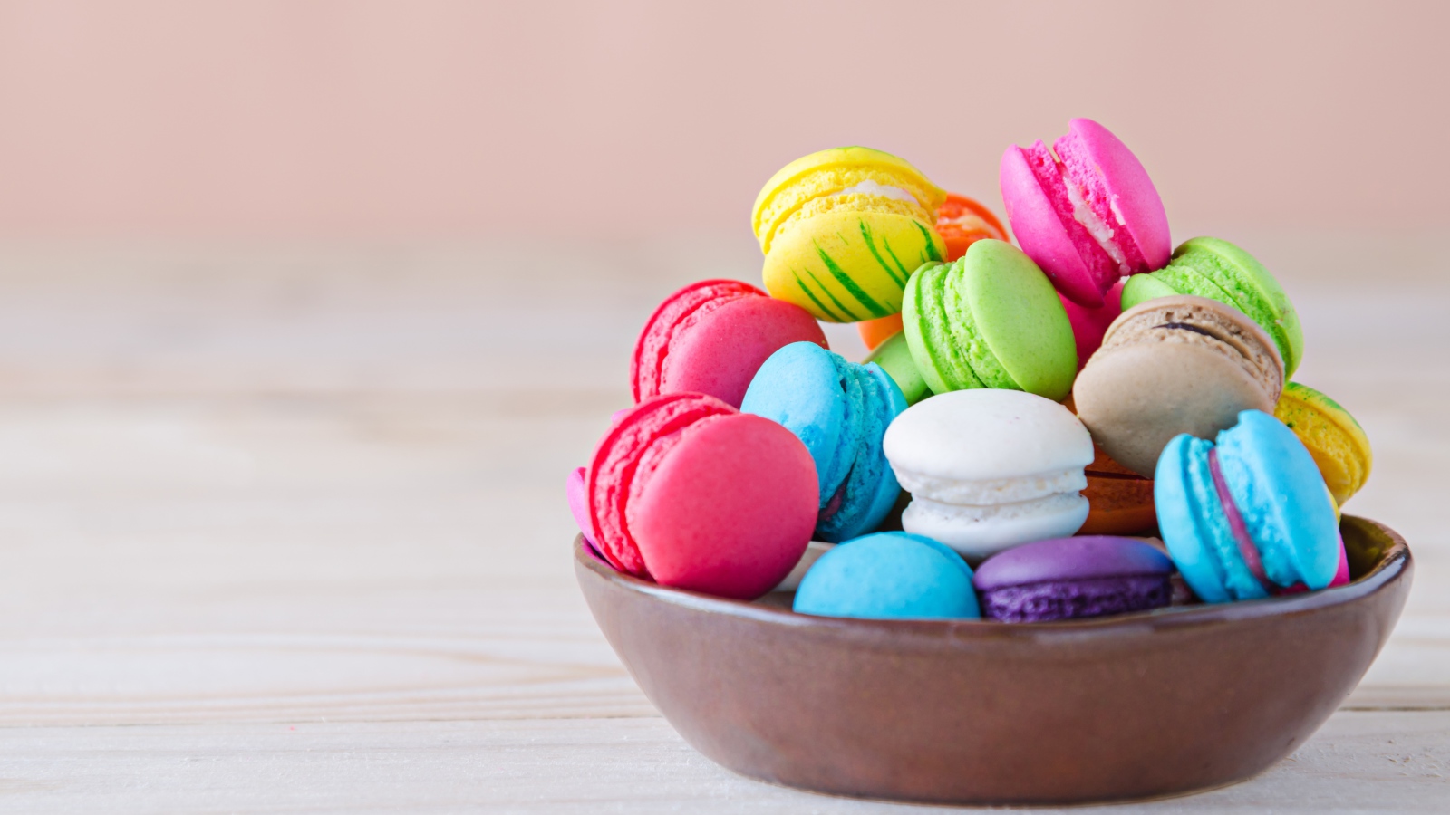 Много разноцветного вкусного десерта макарун на столе