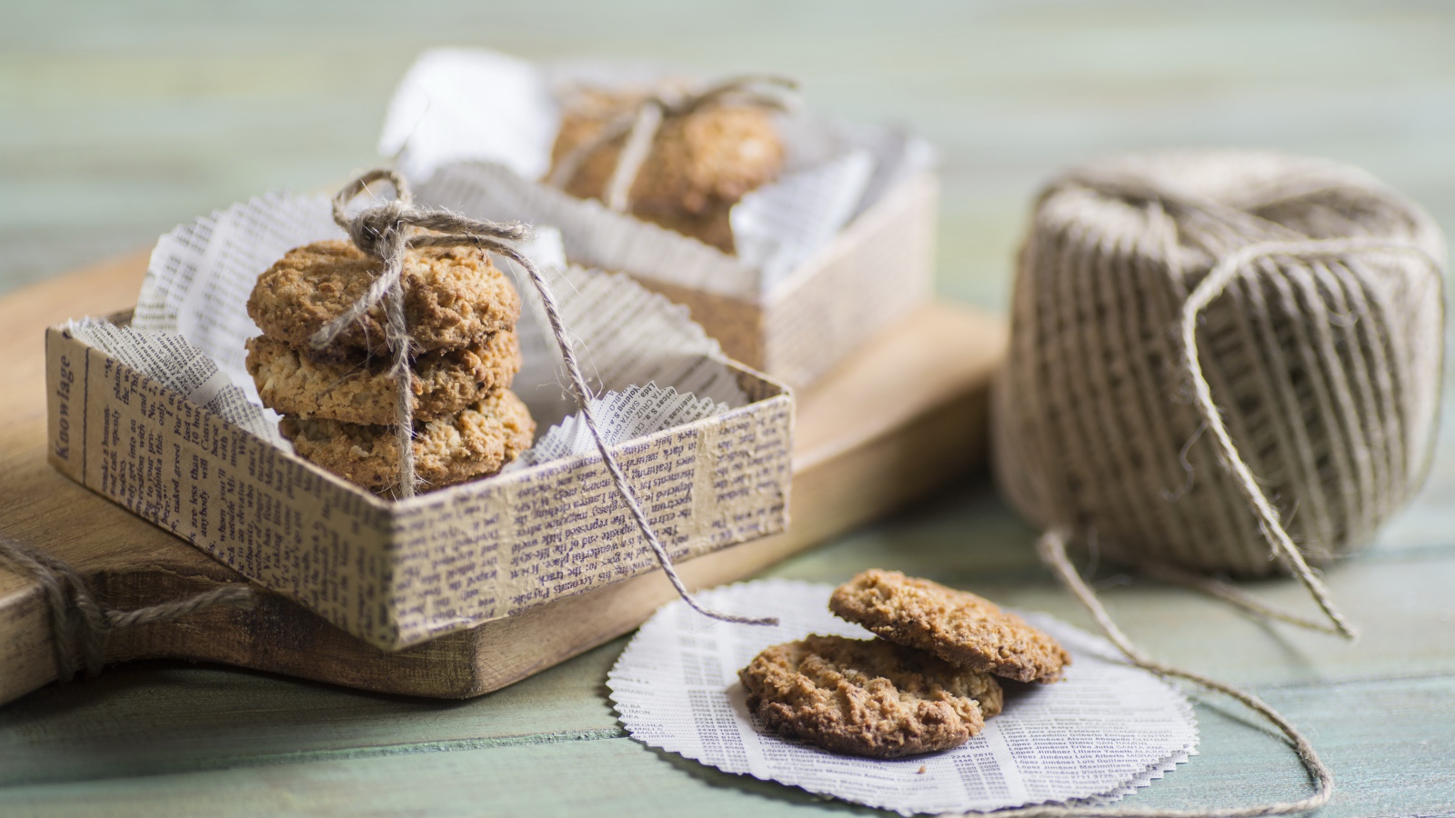 Овсяное печенье в коробке с бумагой 