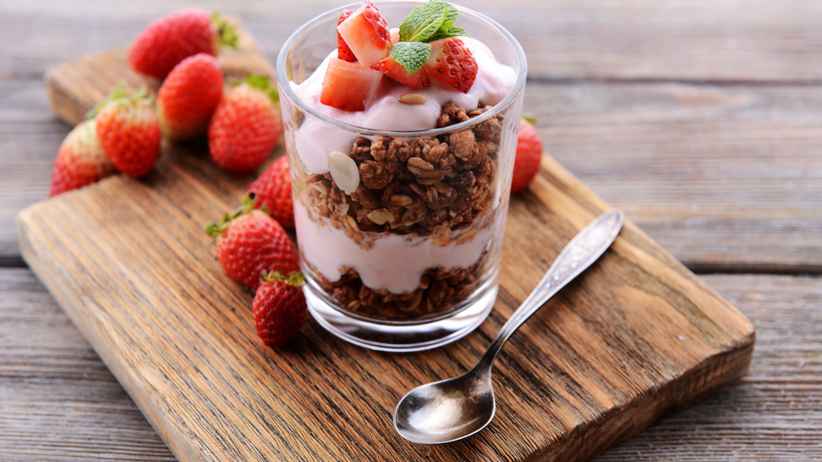 Овсяные хлопья в стакане с йогуртом и ягодами клубники