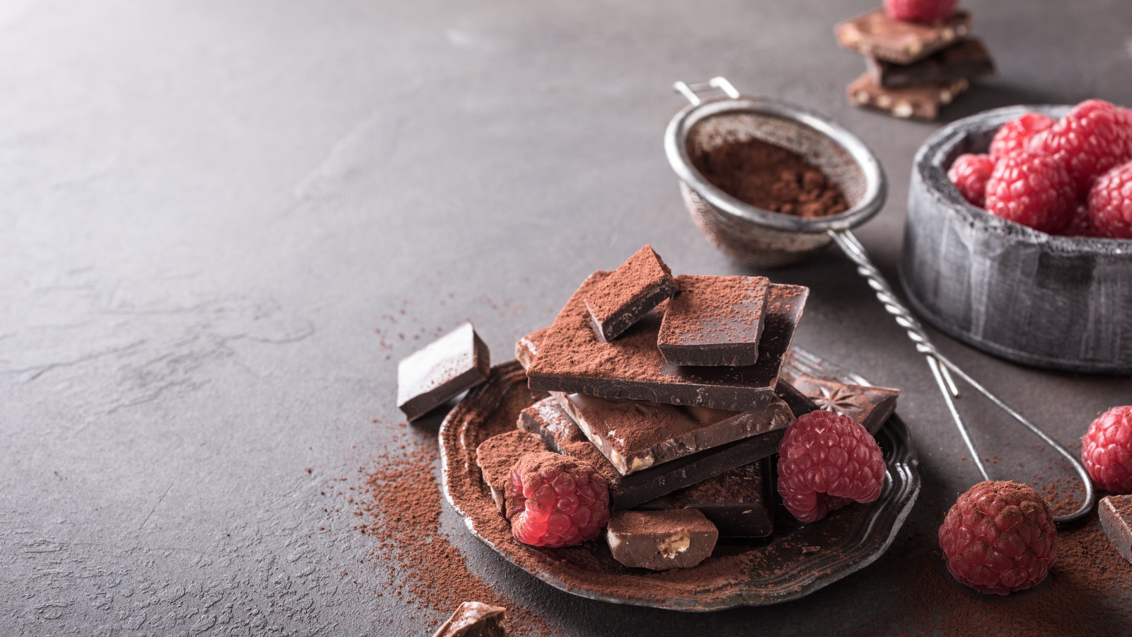 Кусочки шоколада посыпаны какая на тарелке с малиной