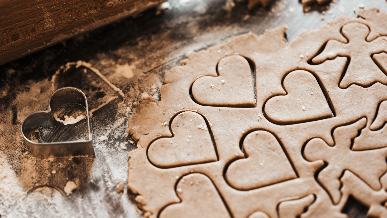 Сырое печенье в форме ангелов и сердечек