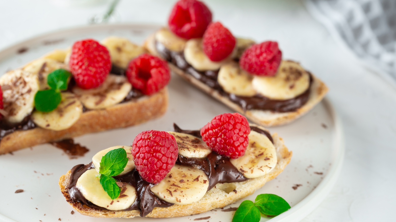 Бутерброды с шоколадом, бананами и малиной 