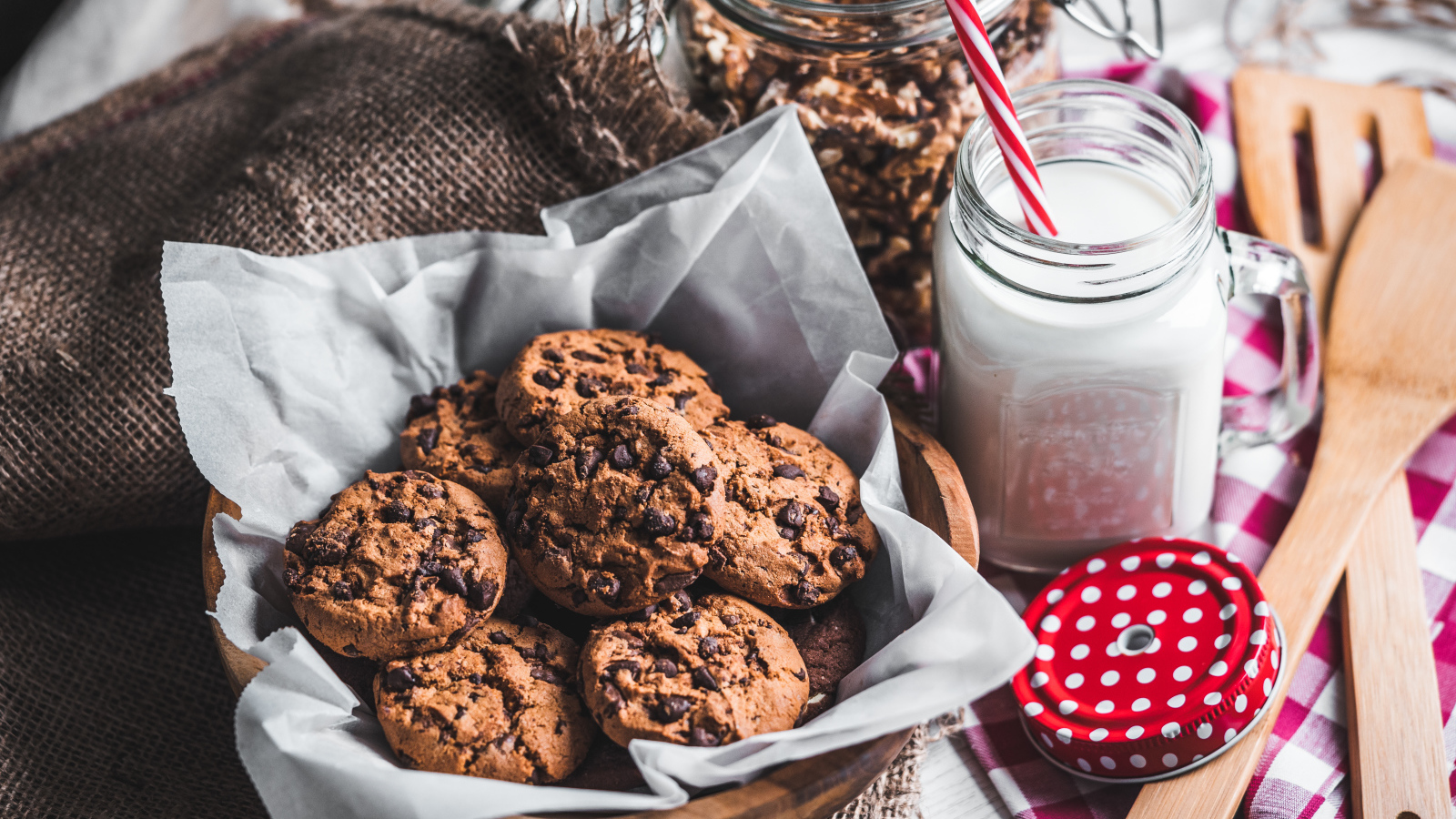 Вкусное печенье с шоколадом на столе с молоком 