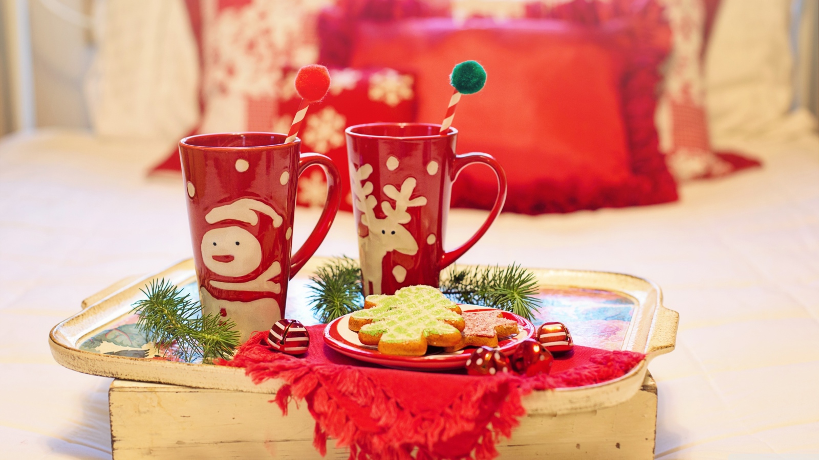 Две красные чашки с печеньем на столе на Рождество 