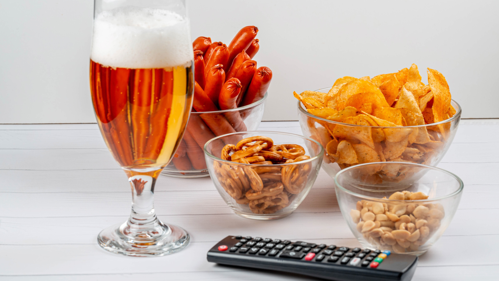 Пиво с закуской на столе  с пультом 