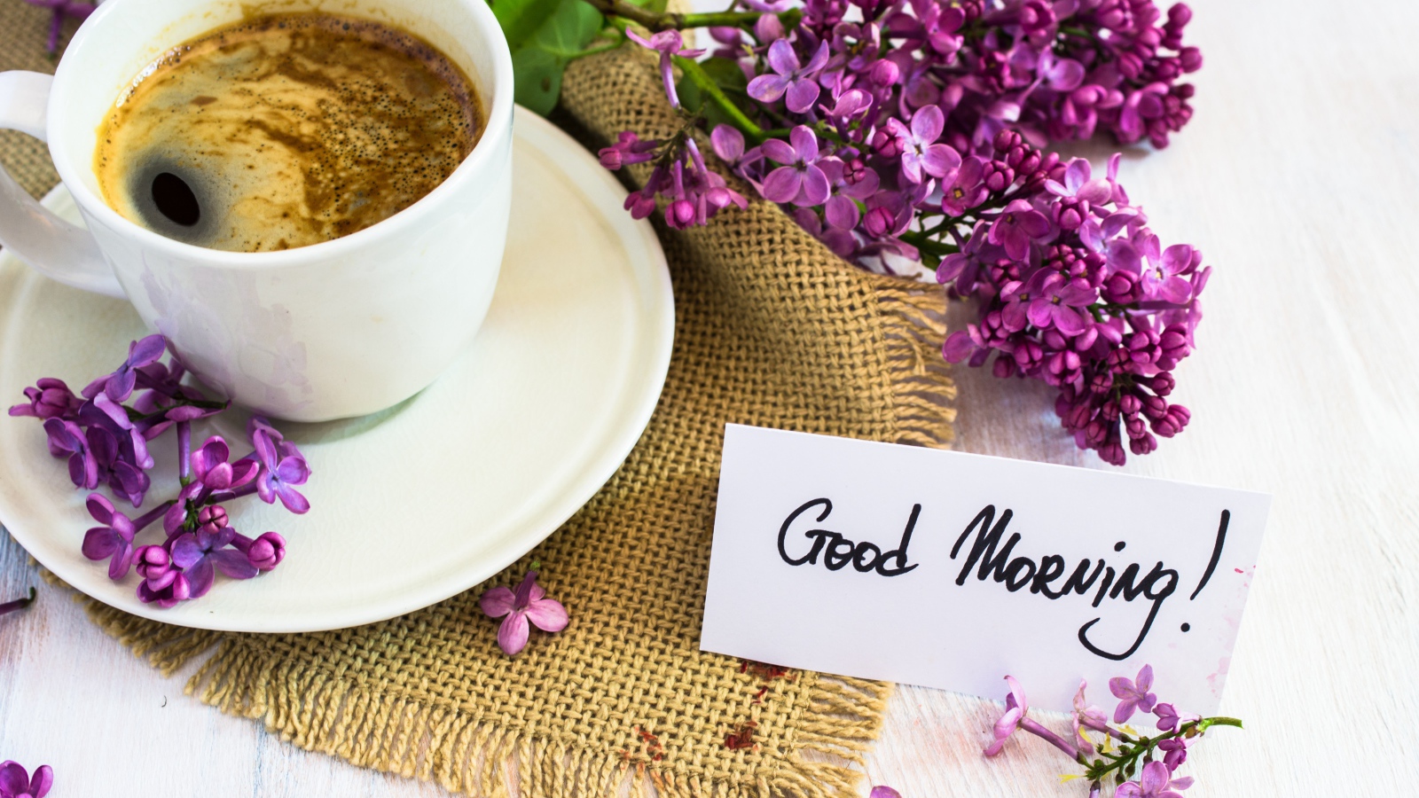 Кофе и сирень на завтрак для любимой 