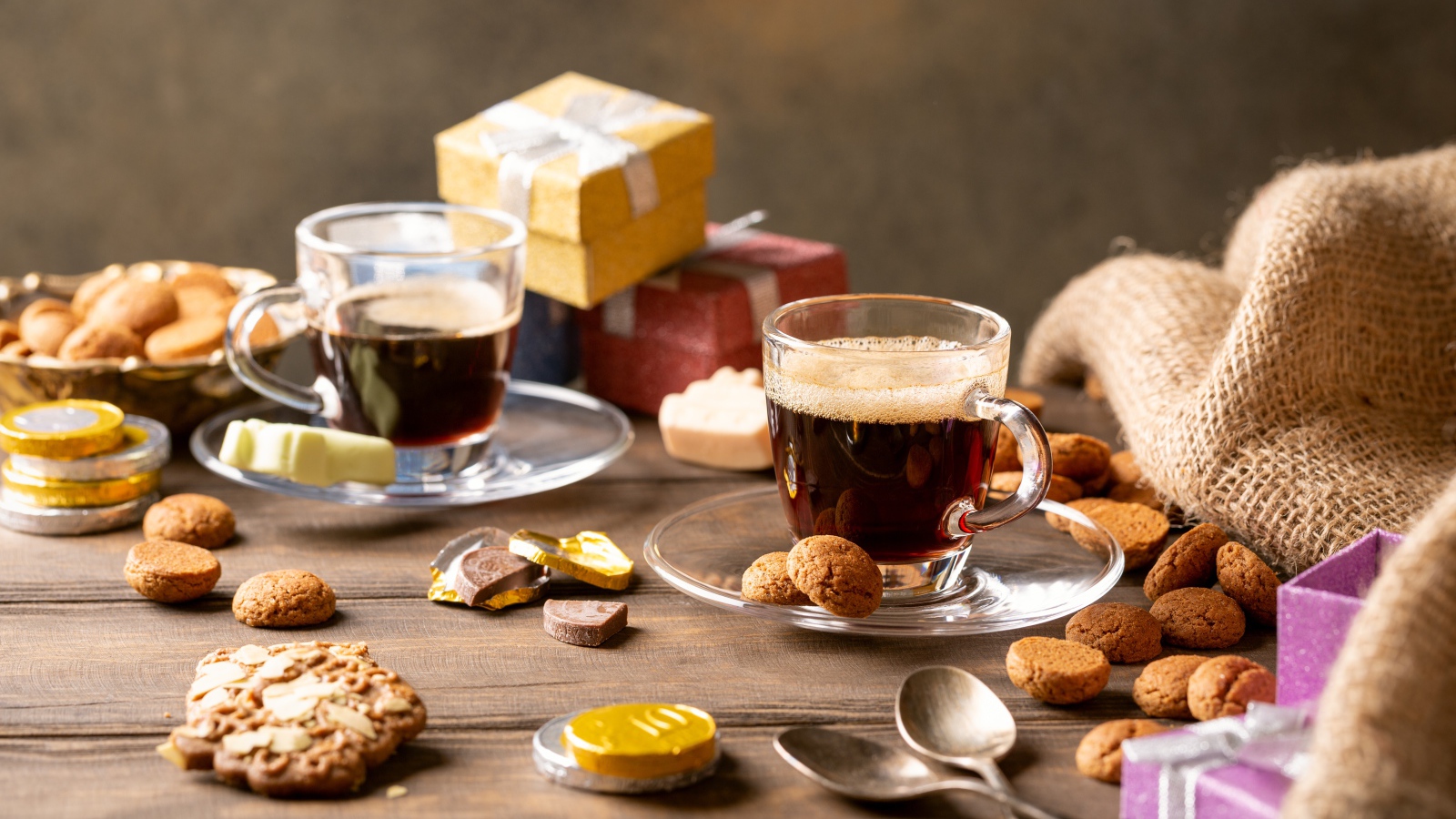 Кофе на столе с печеньем и подарками