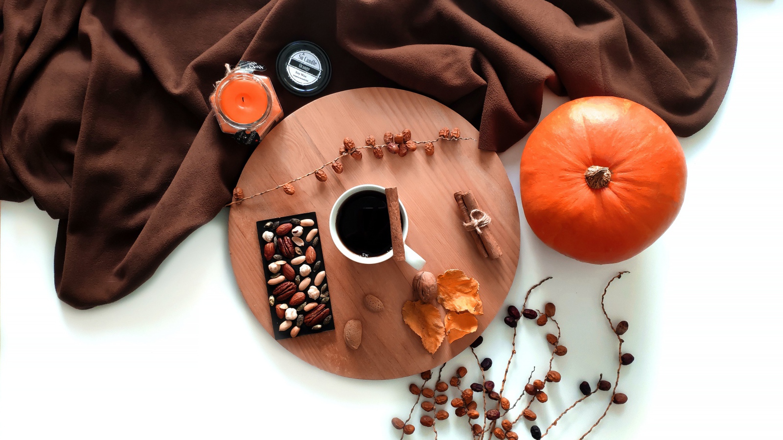 Кофе с шоколадом на белом фоне с тыквой 