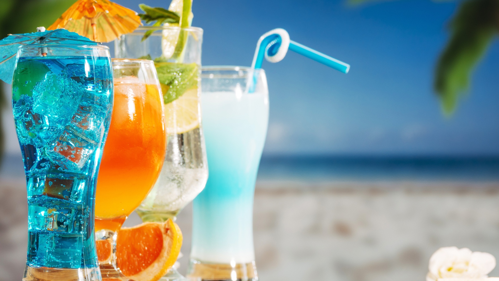 Четыре коктейля стоят на столе пляже 