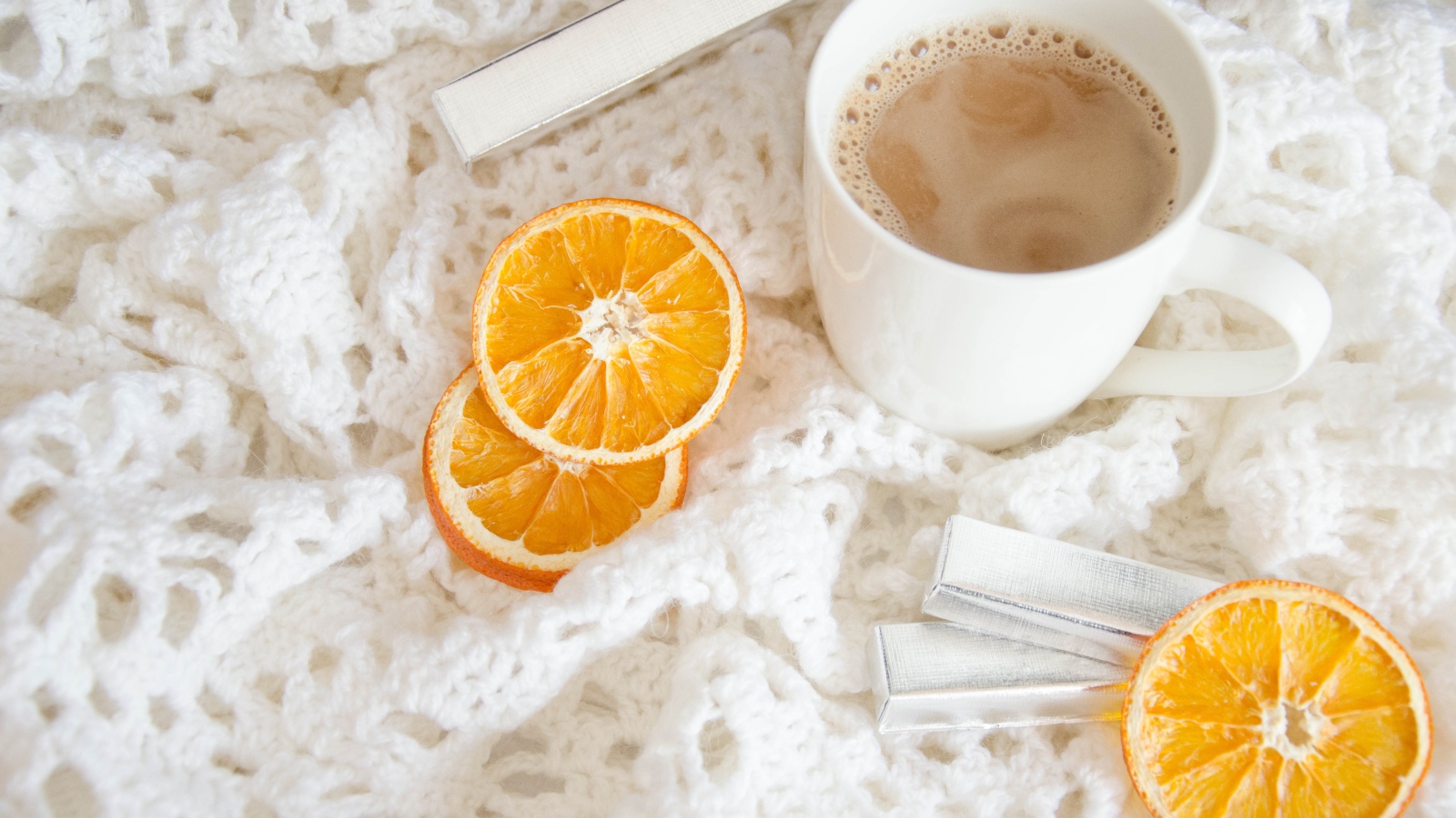 Горячий какао на покрывале с шоколадом и апельсином