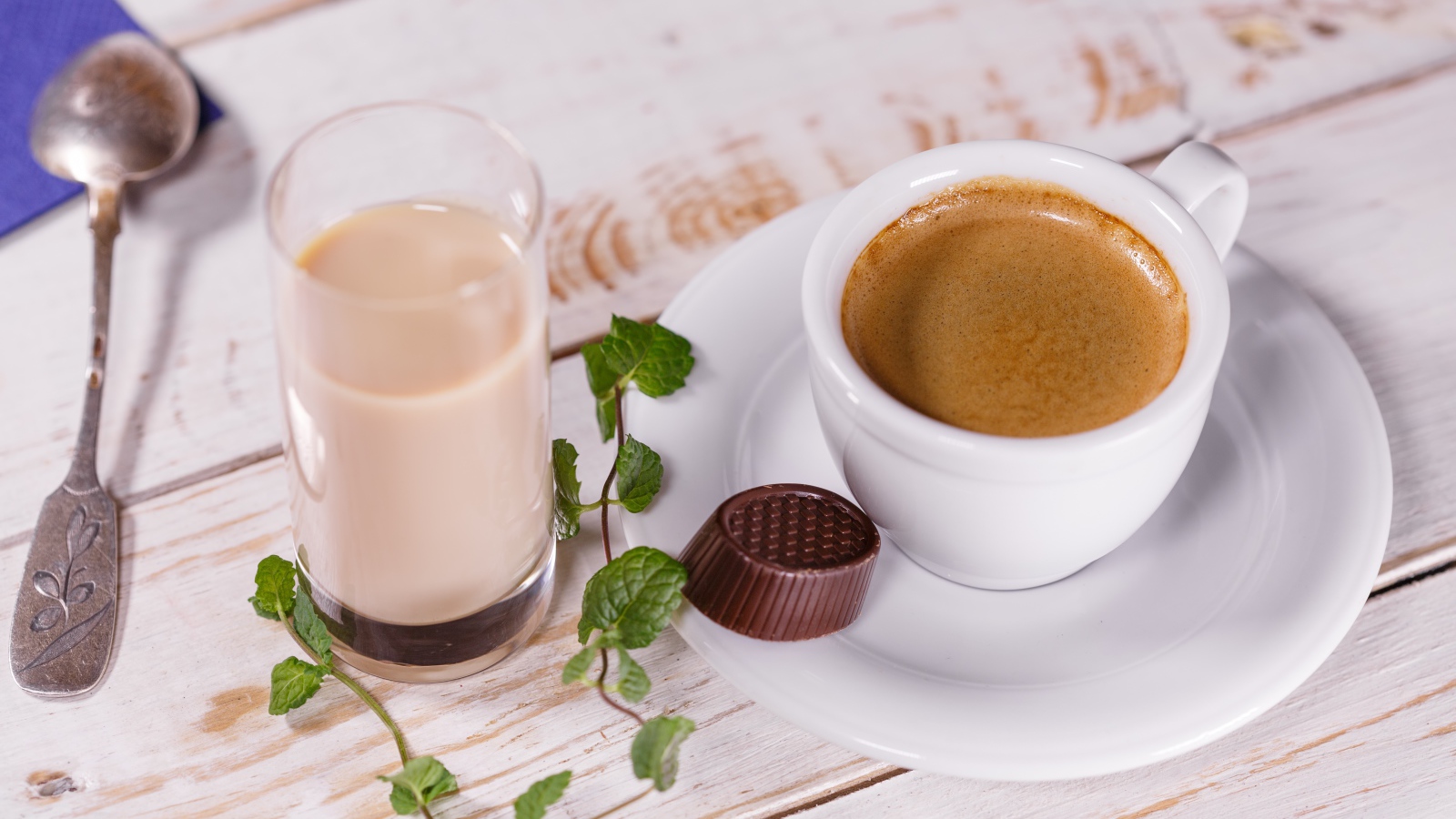 Горячий кофе на столе с шоколадной конфетой и какао