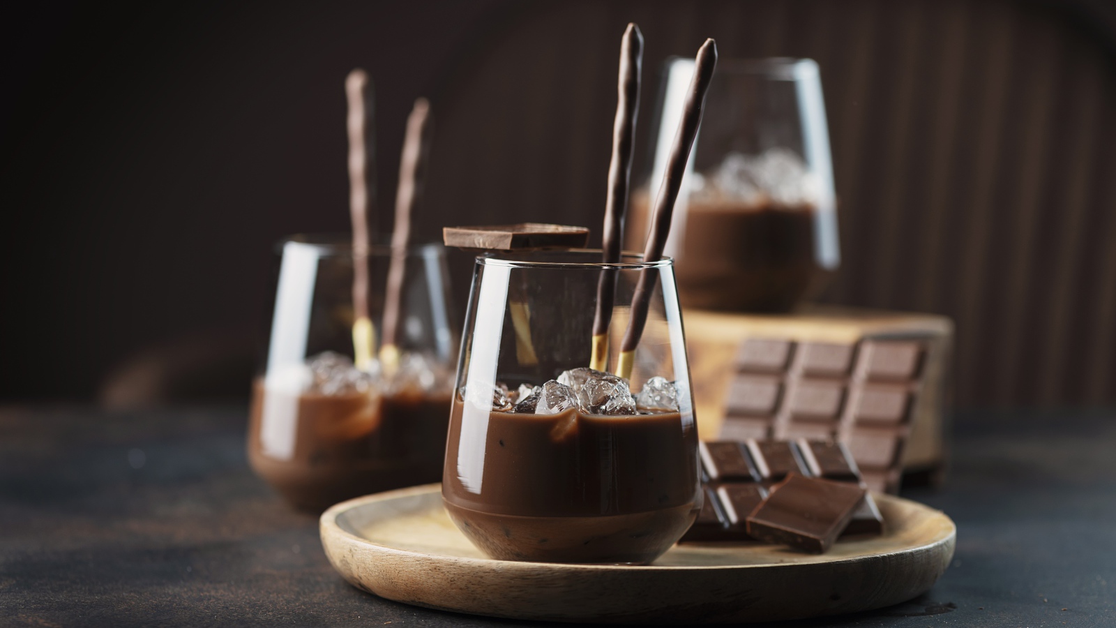Холодный шоколадный напиток со льдом 